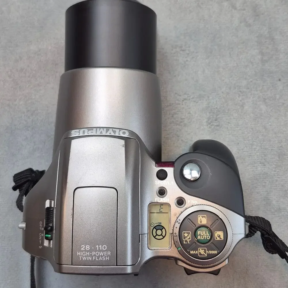 Vintage Olympus IS-30 DLX 35mm Film Camera 28-110mm Zoom Lens Quartzdate